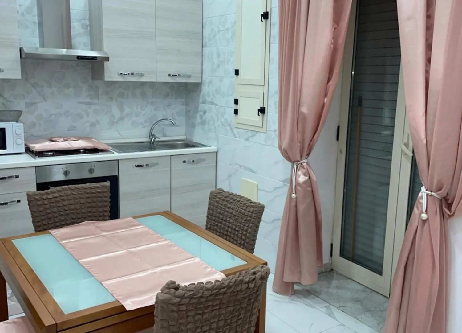 דירות נאפולי Pink House